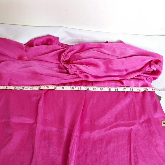 NWT Vince Camuto brand "The  Berry Shiney" V-neck pullover blouse size medium. - Picture 3 of 10